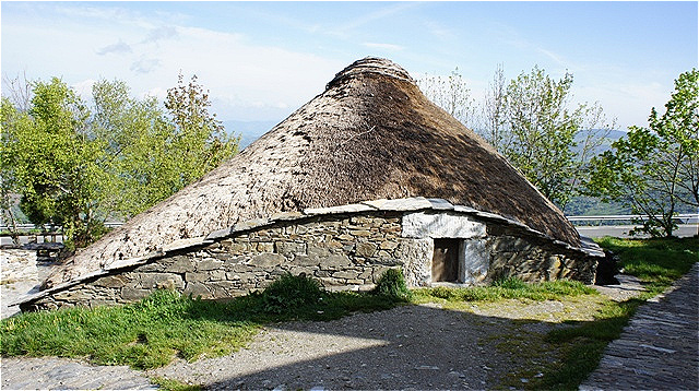 Die Pallozas sind die elliptischen Hütten der Keltiberer. Sie sind strohgedeckt, fenster- und kaminlos (Rauchabzug durch Strohdach) und boten Raum für Tier und Mensch
