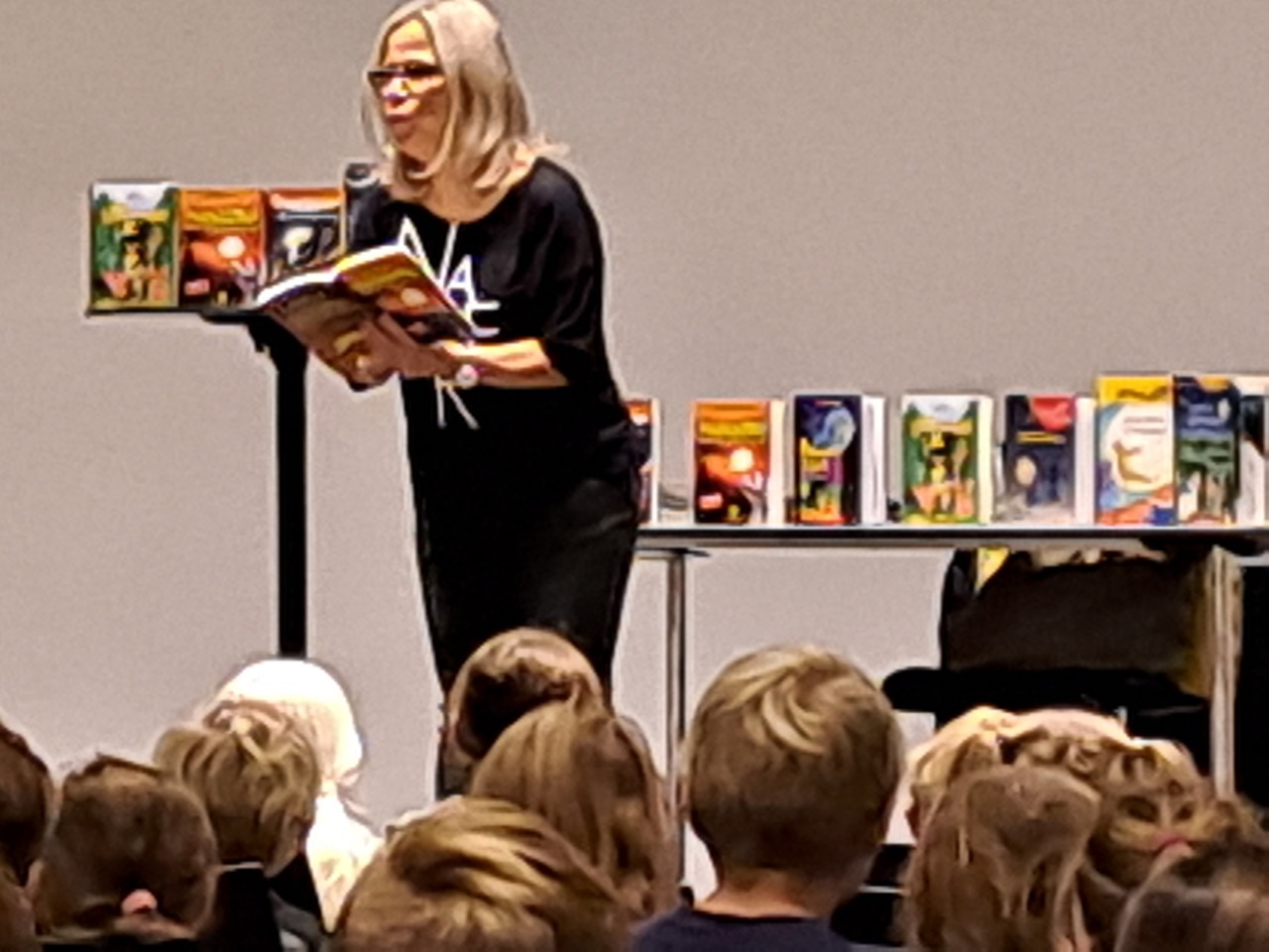 Susanne Knauss liest bei der WKO Salzburg vor 800 Volksschülern aus ihren IQ-Büch