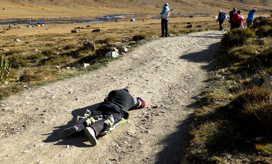 Pilger
So manche Tibeter umwandern den heiligen Berg in Form von unzähligen Niederwerfungen und messen so die Strecke mit ihrer Körperlänge aus