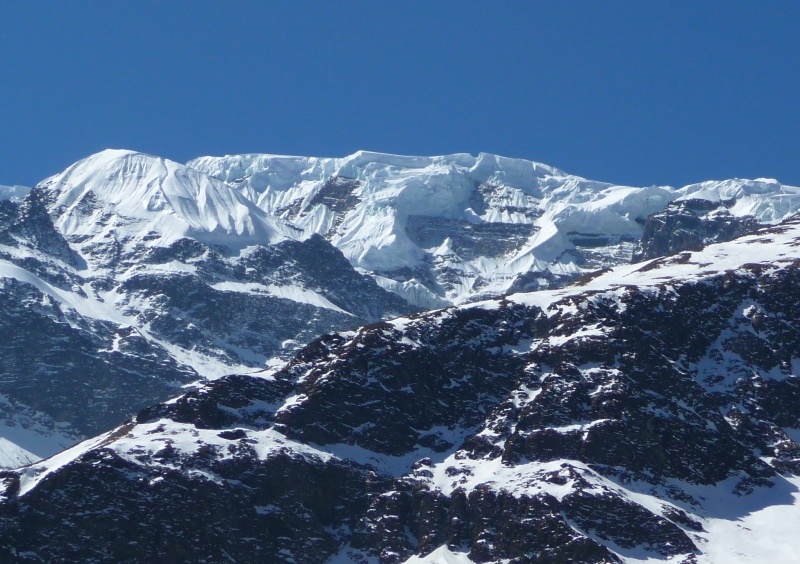 Séracs - Hängegletscher
Séracs können bei den höchsten Bergen des Himalaja Höhen von mehr als 200 m erreichen. Bei Bergsteigern sind sie gefürchtet, da sie unvorhergesehen einstürzen können.