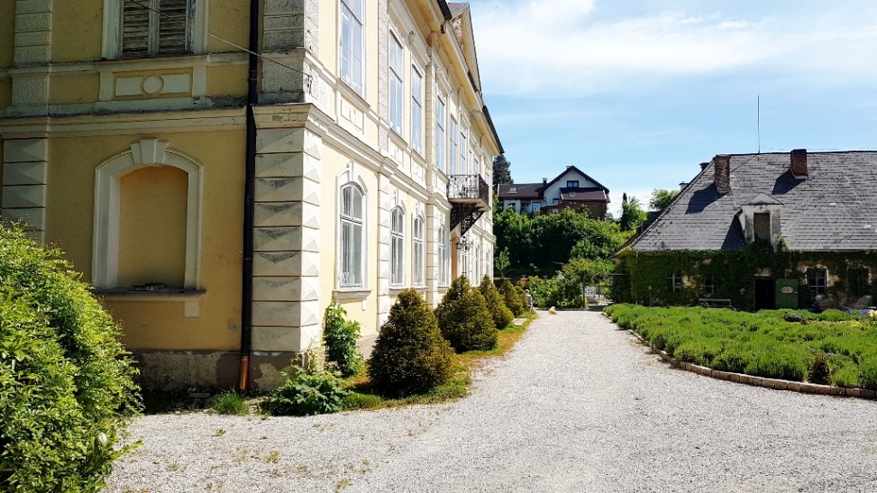 Einfahrt vor das Schloss