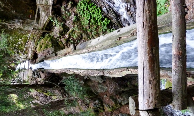 Überbrückung mit eine Holzrinne