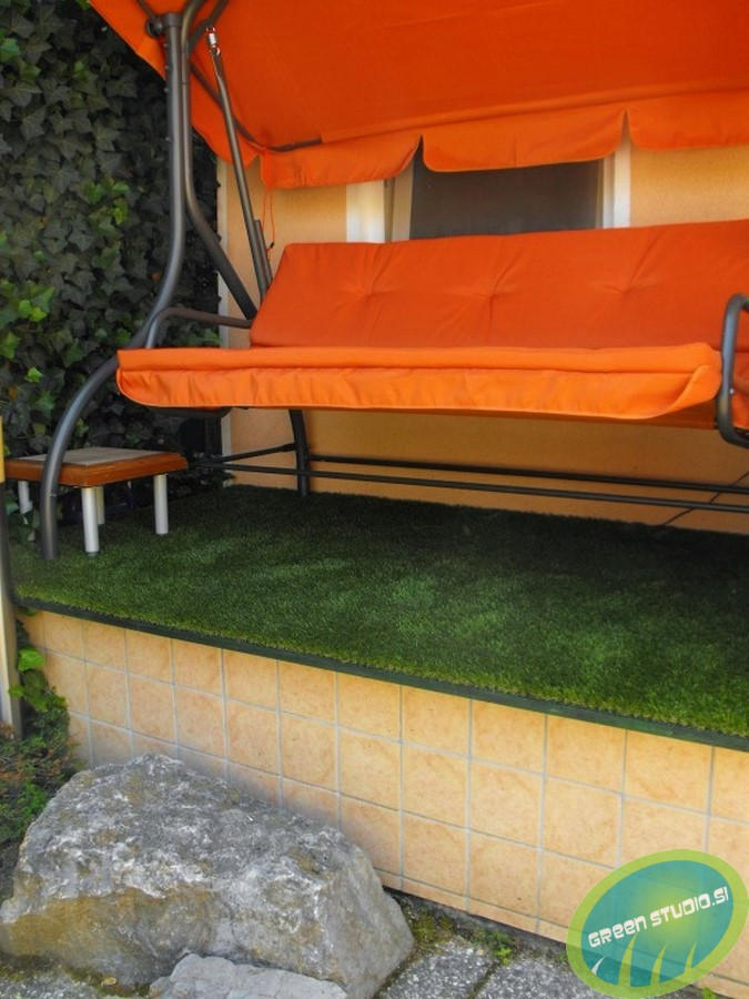 Umetna trava gugalnik