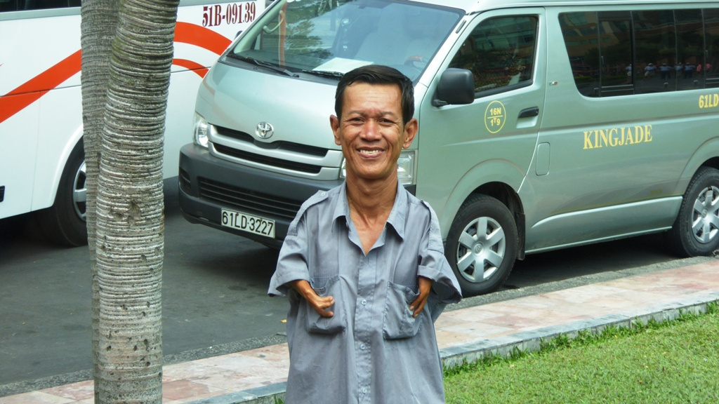 Er freute sich besonders über unsere Spende und wollte sich unbedingt fotografieren lassen !
Viele vietnamesische Neugeborene kommen, auch drei Generationen nach dem Einsatz von Agent Orange, noch mit schweren Fehlbildungen zur Welt