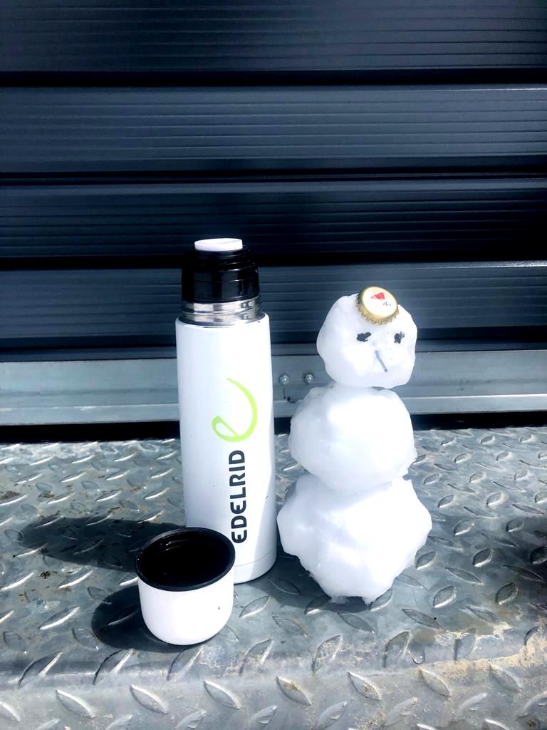 Kleiner Schneemann mit Trinkflasche