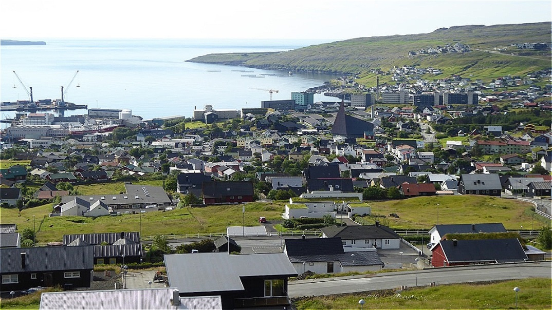 Stadtteil mit moderner Kirche