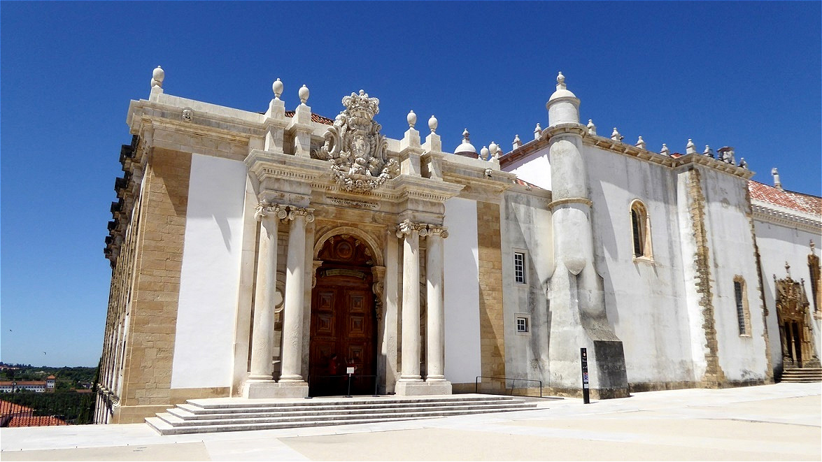 Eingang zur Biblithek -Biblioteca Joanina. Sie gilt heute als eine der spektakulärsten Bibliotheken der Welt. 
