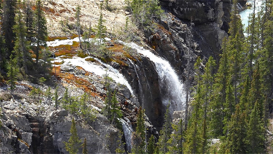 In der Tiefe rauscht ein Wasserfall
