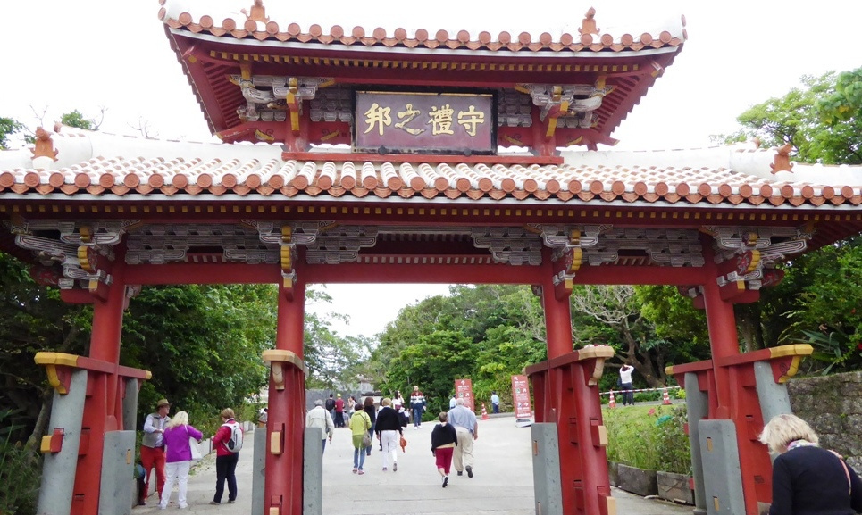 Eingangstor zum Shuri-jo Schloss
Burg Shuri Naha-Te (dt. Naha-Hand), eine dort ausgeübte Kampfkunst, wurde nach der Stadt benannt. In den Orten Naha, Tomari und Shuri entstand das Okinawa-Te, das Ursprung des heutigen Karate ist.
