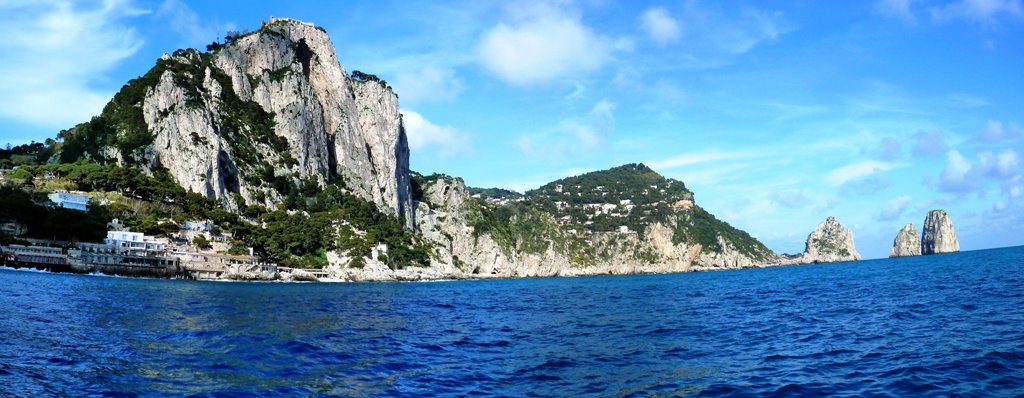 Die Faraglioni - Wahrzeichen Capris - sind nadelförmige Felsformationen vor der Küste. Am bekanntesten sind die vier Faraglioni vor der Insel Capri im Golf von Neapel