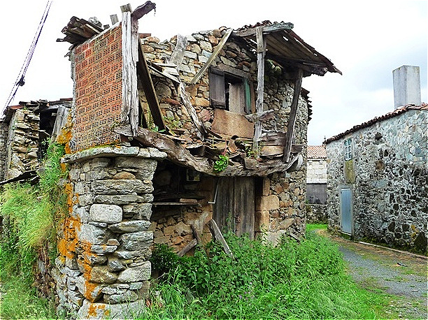 Verfallende Häuser - mitten im Dorf
