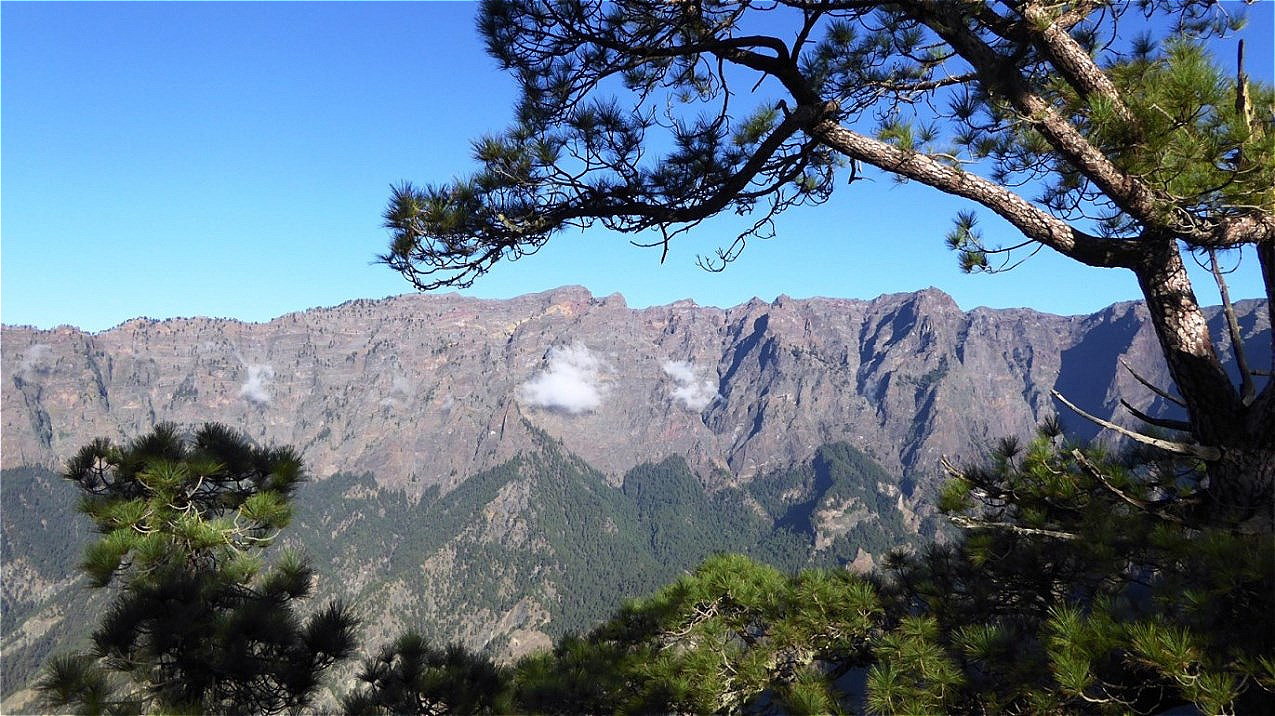 Blick zum gegenüber liegenden Rand der Caldera
