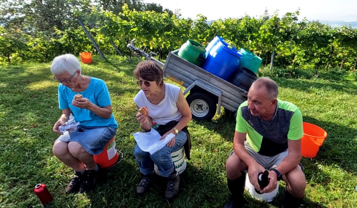 Stärkung  auf "Hockern"