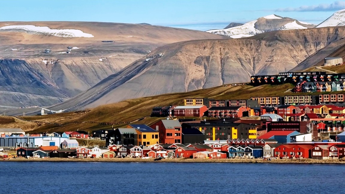 Die Stadt liegt am Adventfjorden