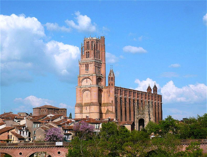 Kathedrale Sainte-Cécile
Im Jahre 1282 wurde  mit dem Bau einer Kathedrale im Stil der Backsteingotik begonnen. Der Bau war 1383 größtenteils vollendet, wurde jedoch erst nach über 200 Jahren Bauzeit 1492 fertiggestellt
