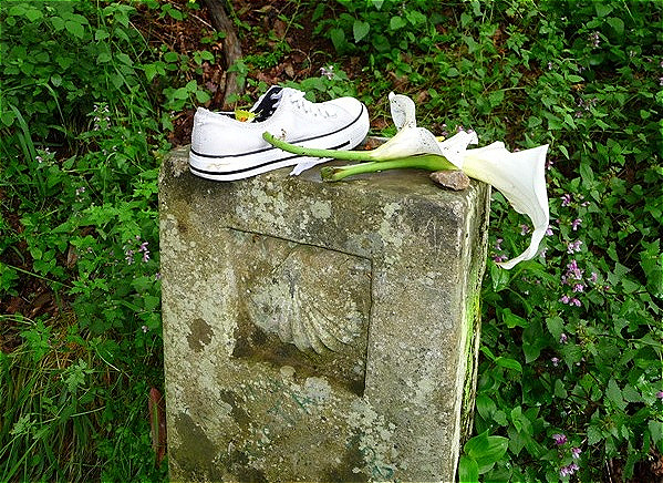 Verschiedenste Relikte
werden gerne auf den Kilometersteinen abgelegt !