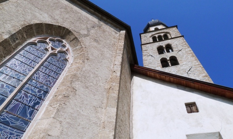 Interessante Perspektive
Die außerhalb der Stadtmauern gelegene Pfarrkirche ist dem hl. Pankratius geweiht