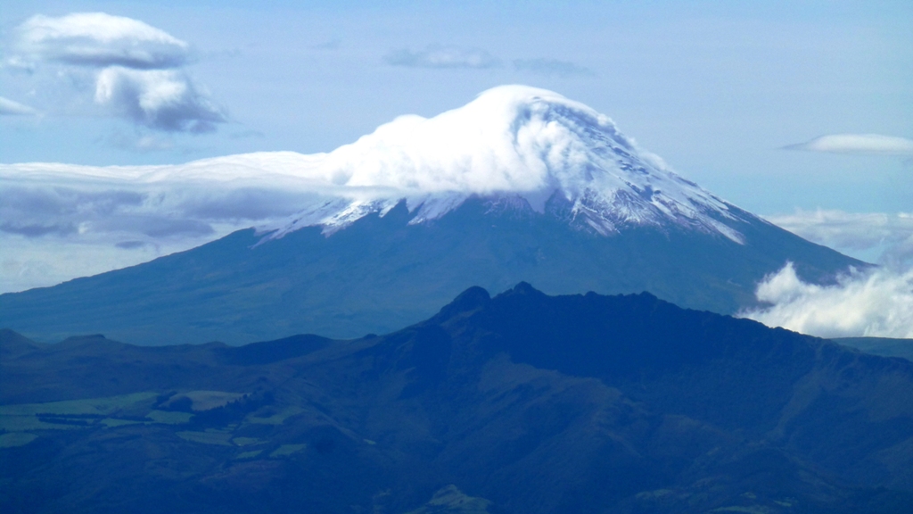 Uns gegenüber der tätige Vulkan Cotopaxi