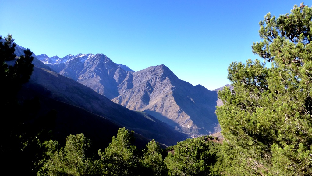 In der Gipfelregion liegt Schnee