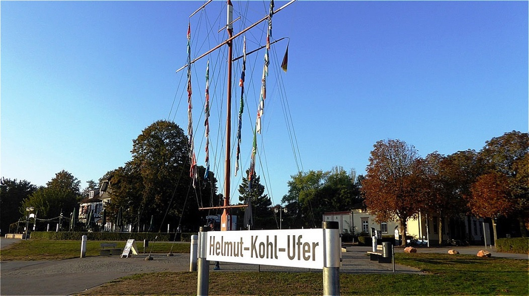 Das Schiff legt am Helmut-Kohl-Ufer an
