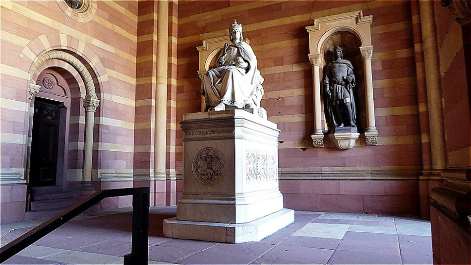 
Vor dem Domeingang in der Vorhalle - Denkmal König Rudolf I. - er war der erste deutsche König aus dem Geschlecht der Habsburger
