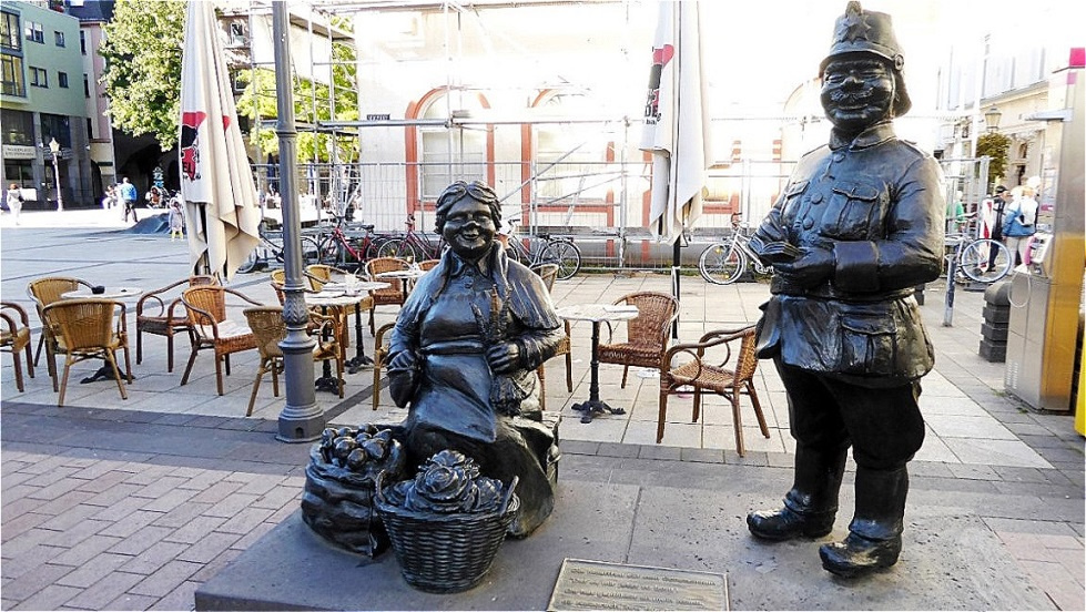 "Maatfrau" oder Marktfrau und Schutzmann Denkmal auf dem Münzplatz
