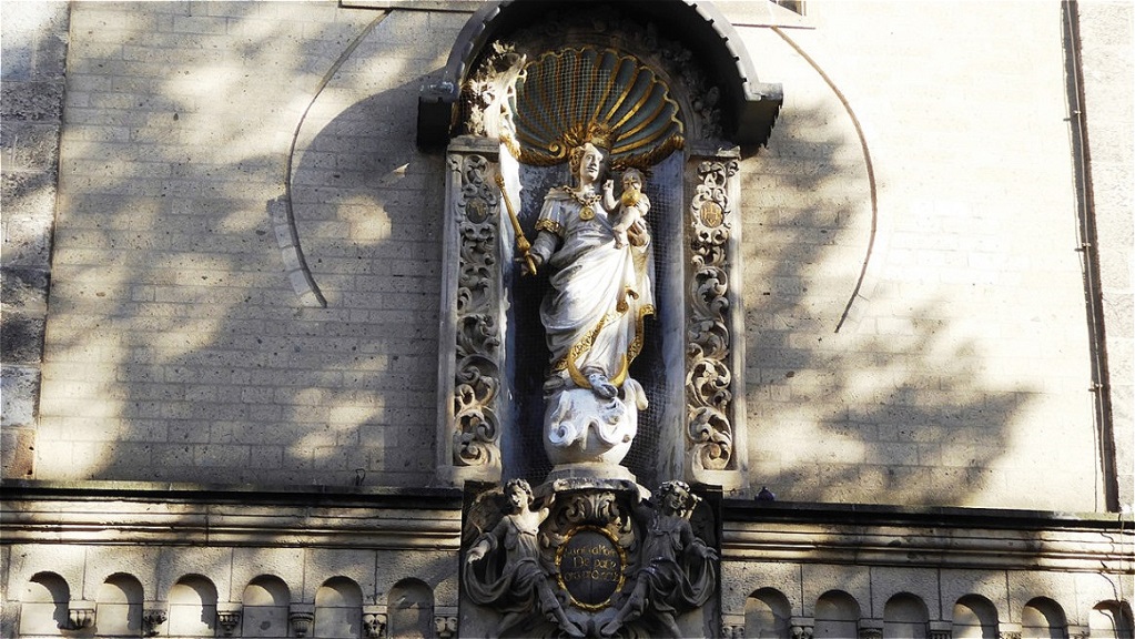Liebfrauenkirche - Hauptportal mit der Nischenfigur der Maria