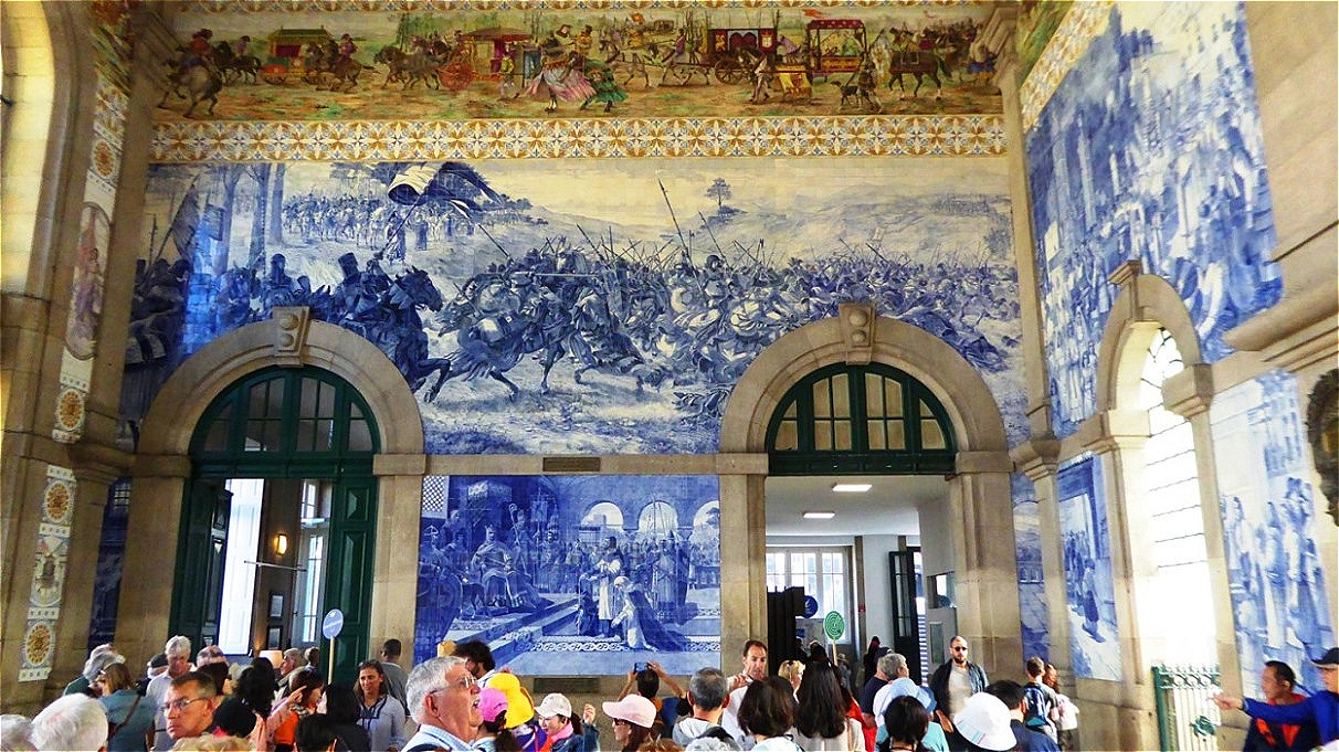 Die Vorhalle des Bahnhofes ist mit zahlreichen, typisch portugiesischen Fliesenbildern, den sogenannten Azulejos ausgestattet.