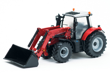 Der Massey Ferguson Traktor 6616
von Britains ist ein authentisches
1:32-Modell für höchstes
Spielvergnügen. Das gut
erkennbare Hydrauliksystem
mit vielen Einzelheiten hebt und
senkt den Frontlader. Die Schaufel
ist unabhängig schwenkbar.
Enthält außerdem zwei weitere
austauschbare Zubehörelemente,
grob profilierte Reifen und ein
funktionsfähiges Lenkrad. Aus
Metall-Druckgusskomponenten
und langlebigen Kunststoff-
Präzisionsgusselementen.
Geeignet für Kinder ab 3 Jahren.
Artikelnummer: X993110430820
€ 31,90