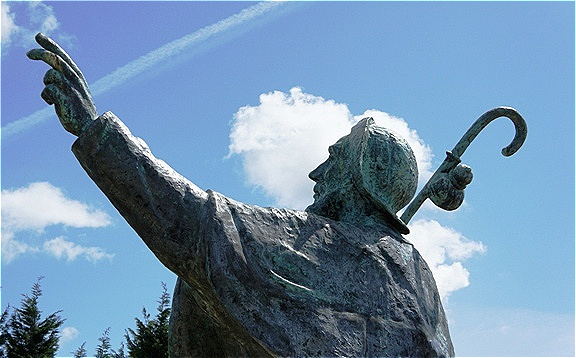 Die Pilgerstatue weist den Weg