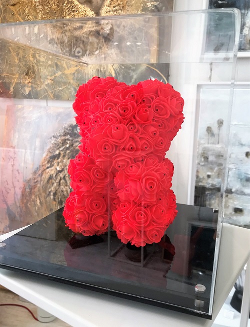 Bear with me red (sculpture robert lagob galerie art robert deniau mougins)
