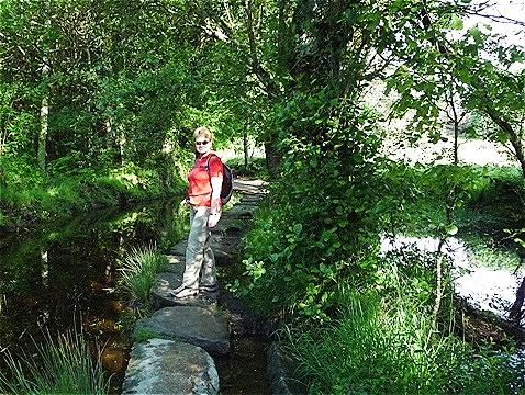 Auf abgetretenen Steinplatten geht es durch das Feuchtgebiet "A Lagua"