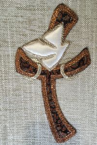 Croix de mariage avec anneaux et colombe