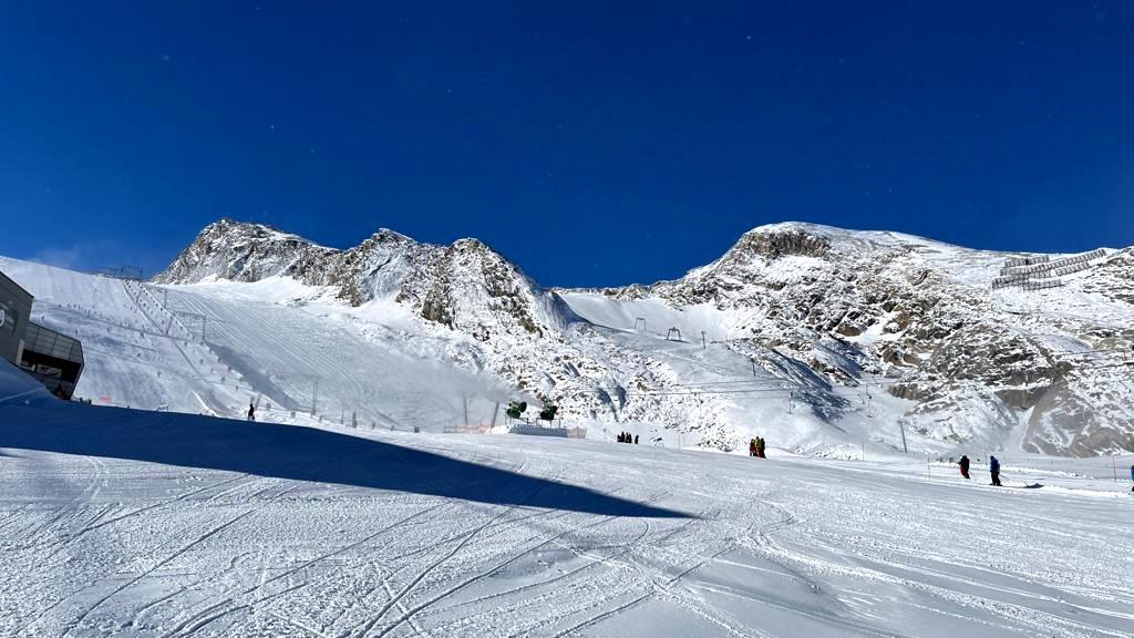 Abfahrt auf präparierter Piste