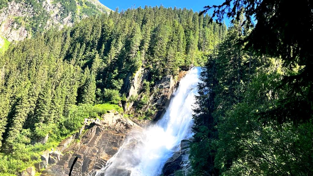 Mit einer Fallhöhe von 385 m sind die Krimmler Wasserfälle die höchsten Wasserfälle Österreichs