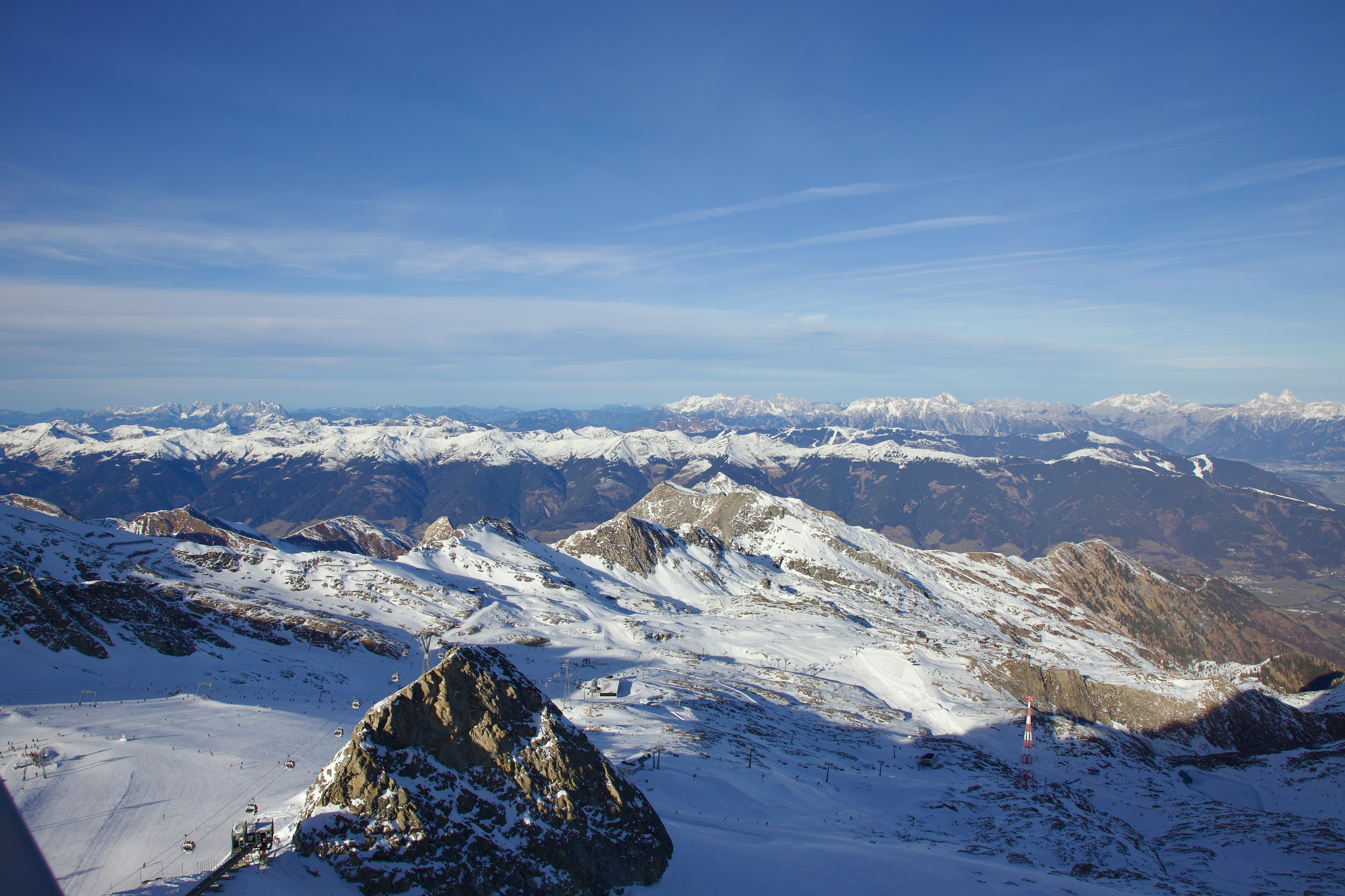 une vue sur une chaîne de montagnes enneigées depuis le sommet d'une montagne