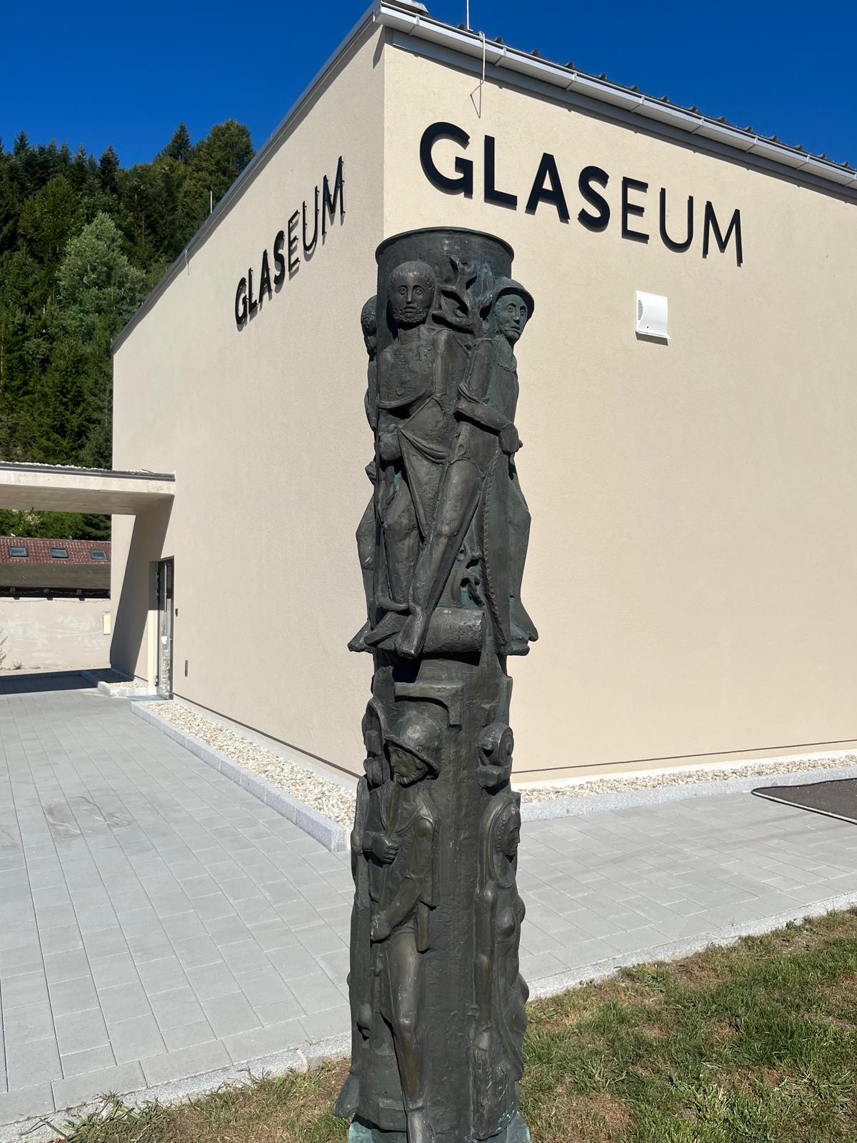 Skulptur vor dem Glasmuseum
