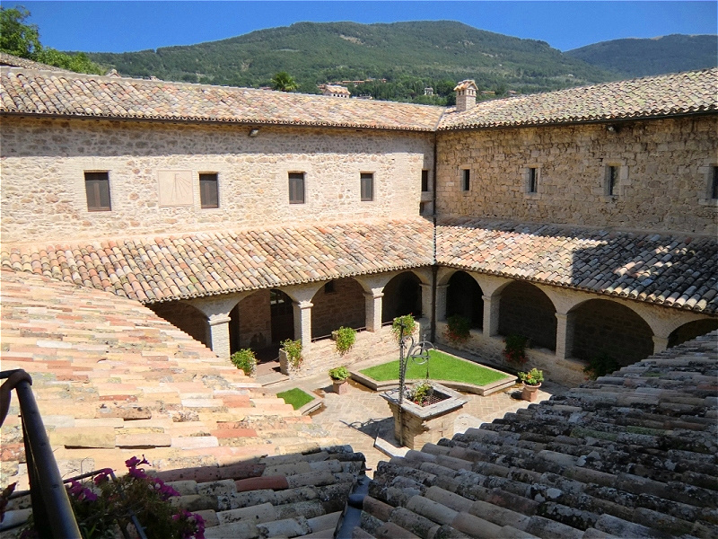 Der Hl. Franziskus nutzte San Damiano auch als Rückzugsort aus dem lebhaften Assisi. In den Jahren 1224 und 1225 dichtete er in San Damiano seinen berühmten „Cantico delle Creature" (Lied der Geschöpfe) im Deutschen als "Sonnengesang" bekannt
