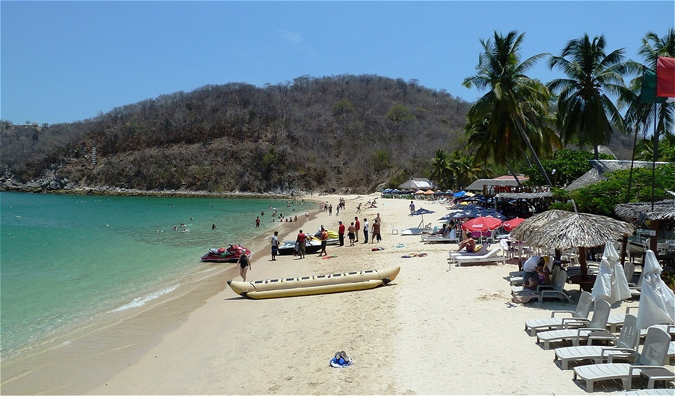 Badebetrieb
Das Wasser schimmert blaugrün und die Farbe des Sandes variiert von goldgelb bis weiß.