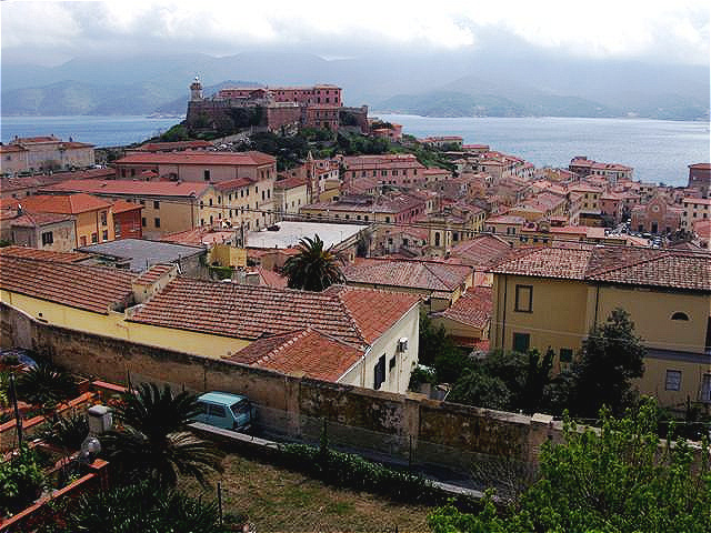 Die Stella Festung - Blick über die Dächer der Altstadt. Der heutige Ort wurde von Cosimo I. de’ Medici als „Cosmopoli“ gegründet.