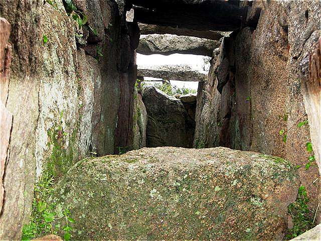 Blick ins Innere des Riesengrabes
Es könnte als gemeinschaftliche Grabstätte für ein ganzes Dorf genutzt worden sein