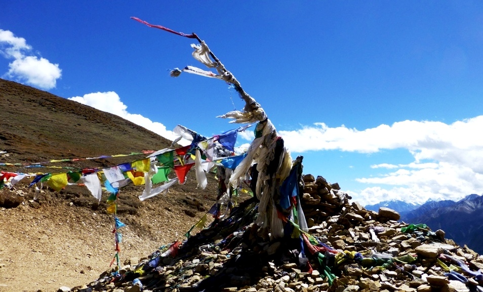 Wehende Gebetsflaggen auf dem Nara La (4.600 m