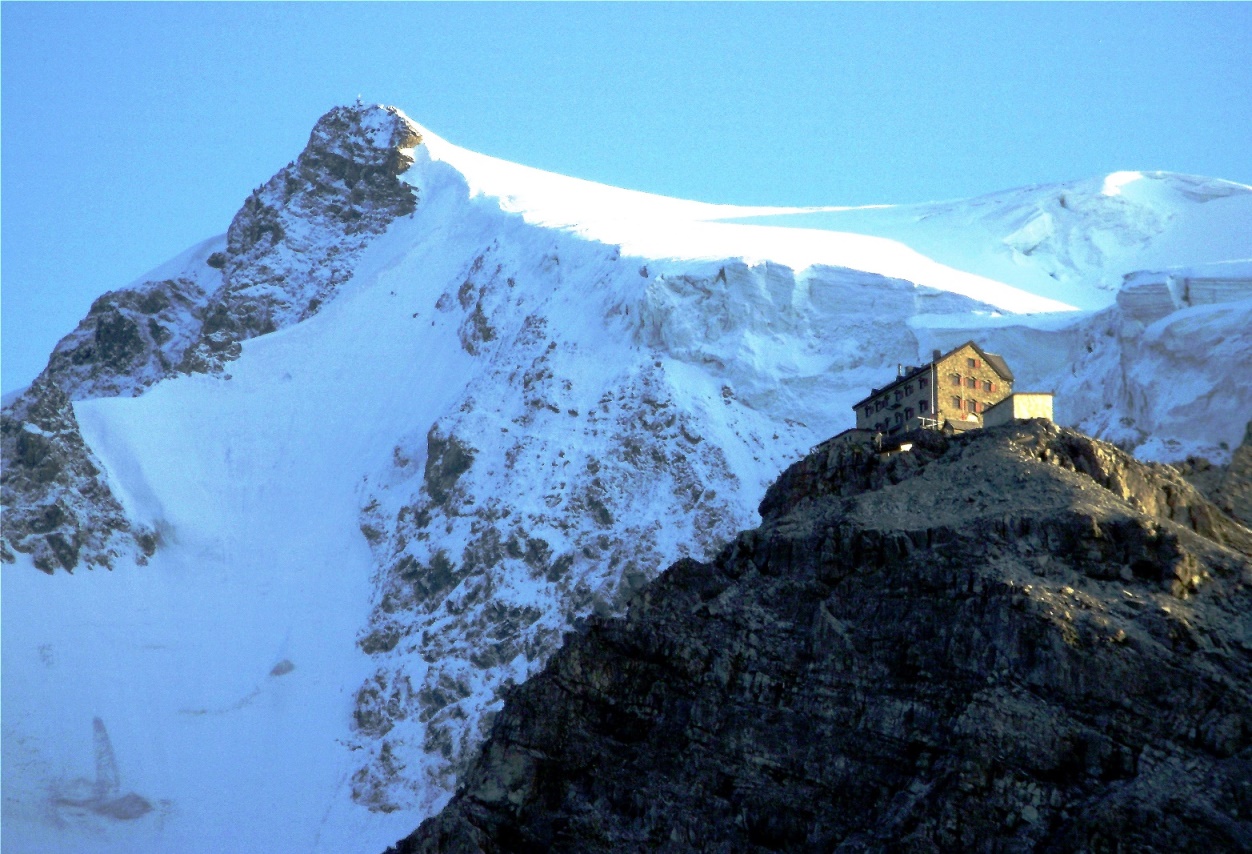 Julius Payer Hütte mit Ortlergipfel