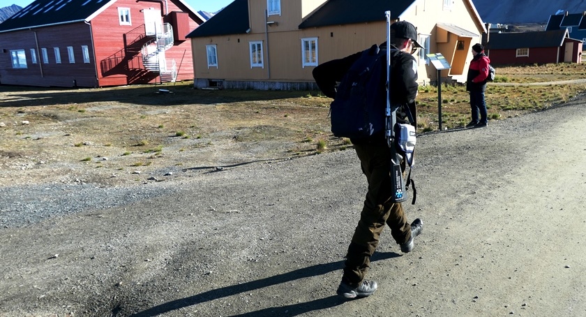 Waffenträger (Bärenguide) unterwegs