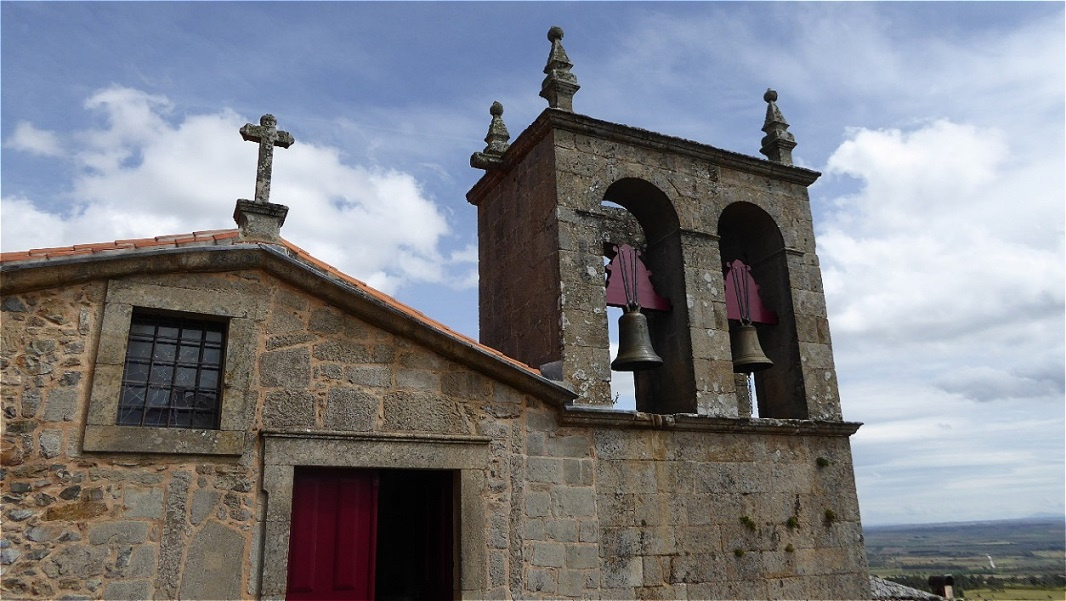 Klosterkirche Igreja e Mosteiro de Santa Maria de Aguiar aus dem 12. Jahrhundert