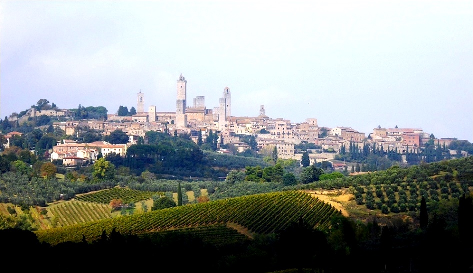 Geschlechtertürme über Weingärten und Olivenhainen