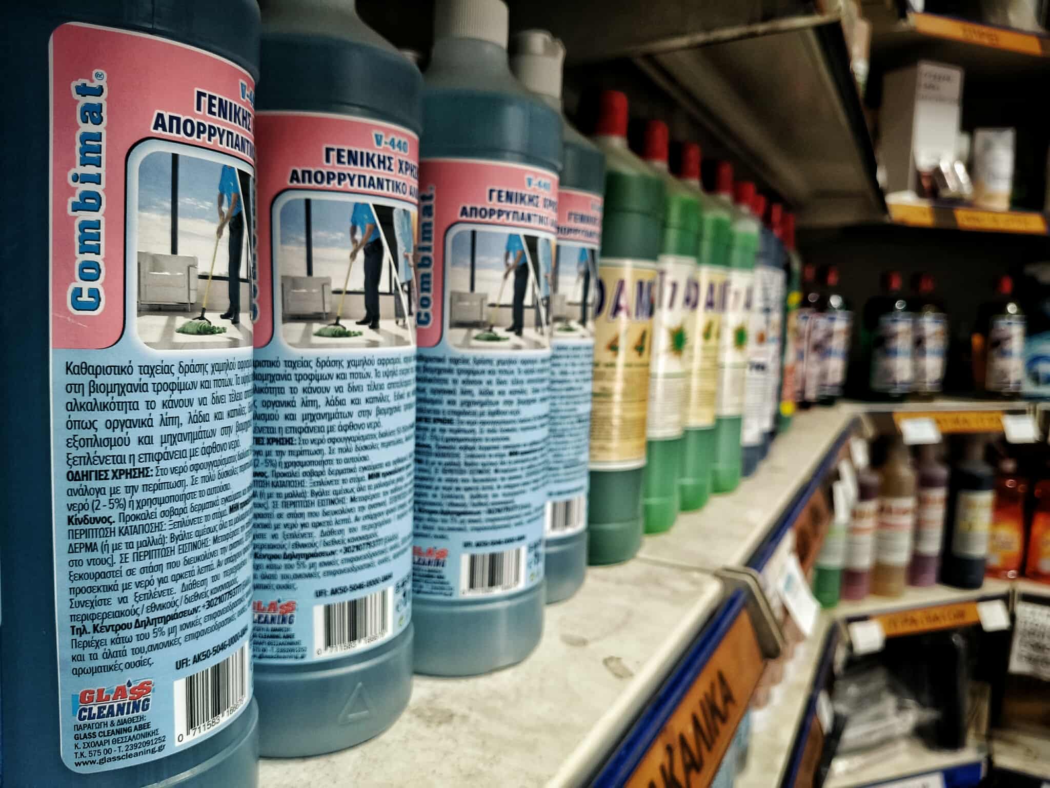 Καθαρισμός δαπέδου με ηλεκτρική σκούπα σε επαγγελματικό περιβάλλον, κοντινό πλάνο.