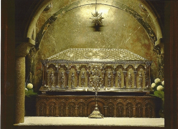 In der Gruft in einem silbernen Schrein, befinden sich die Reliquien, unter anderen ein auf das Jahr 874 datiertes goldenes Kruzifix, das einen Splitter des Kreuzes Christi beinhalten soll