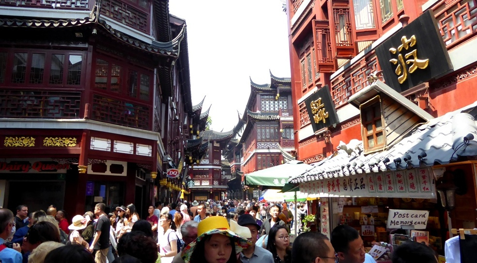 Am Wochenende wälzen sich Menschenmassen durch den Basar