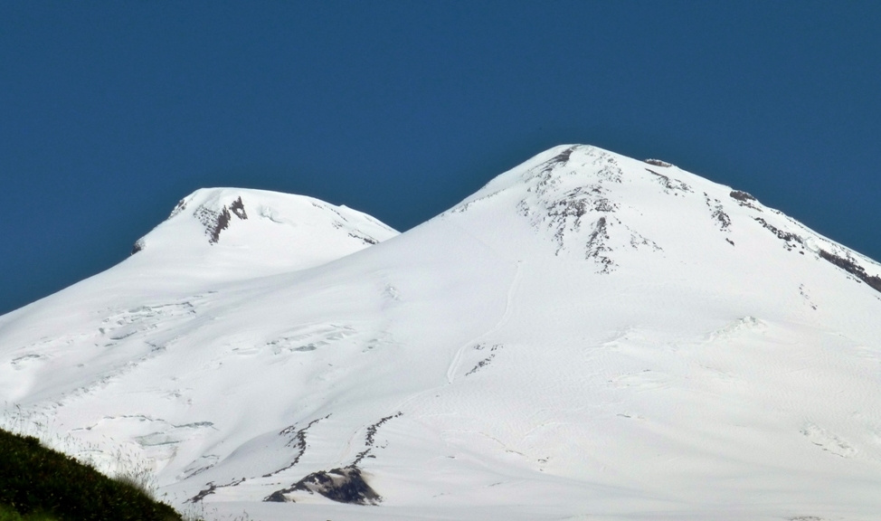 Elbrus . West- (5.642 m) und Ostgipfel (5.621 m)